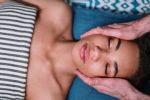 3 beneficios de yoga facial para eliminar arrugas y tonificar el rostro al mismo tiempo
