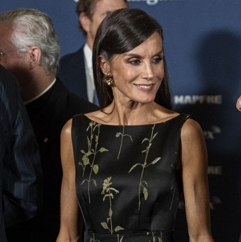 Vestidos negros de alta costura con accesorios llamativos de la reina Letizia
