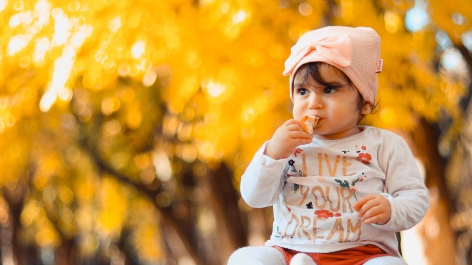 Es común que a cierta edad los niños coman papel, esto debes hacer