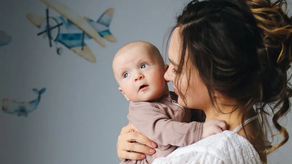 Debes estar atento al comportamiento de tu bebé después de comer