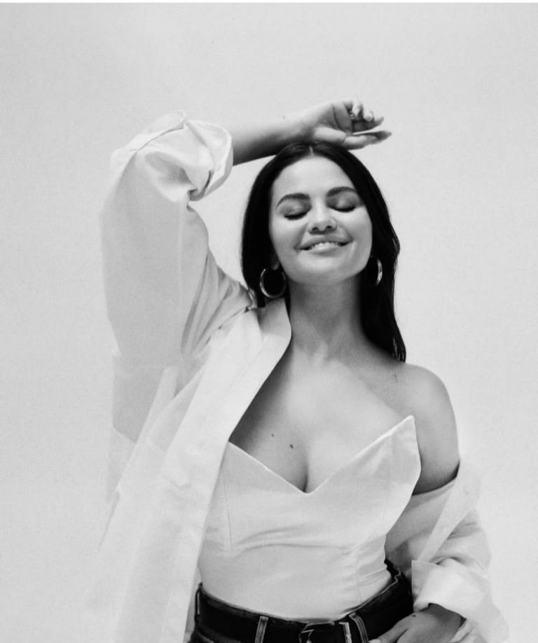 Selena Gómez tiene las blusas perfectas para el busto grande